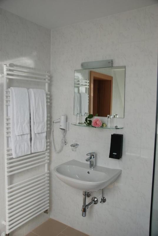 Double Room image 3
