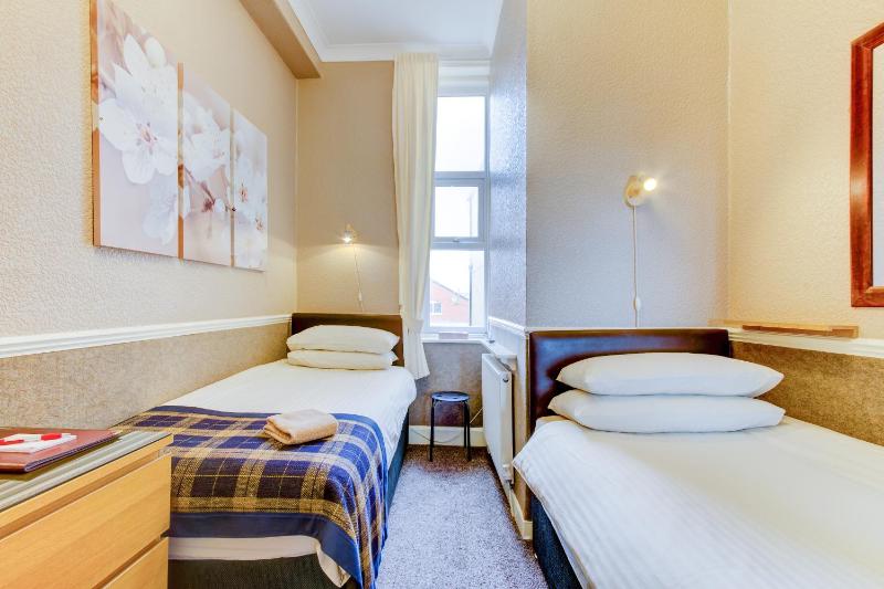 Small Twin Room image 1