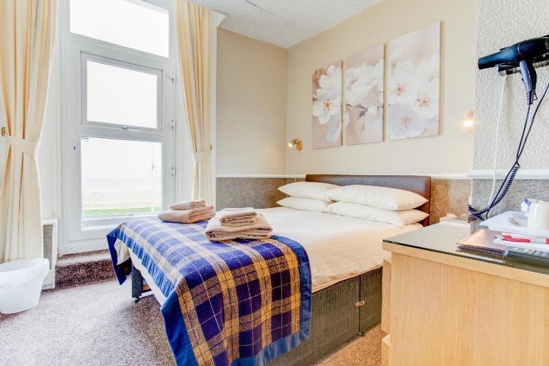 Double Room with Sea View image 4