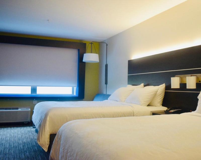 Queen Suite with Two Queen Beds image 2