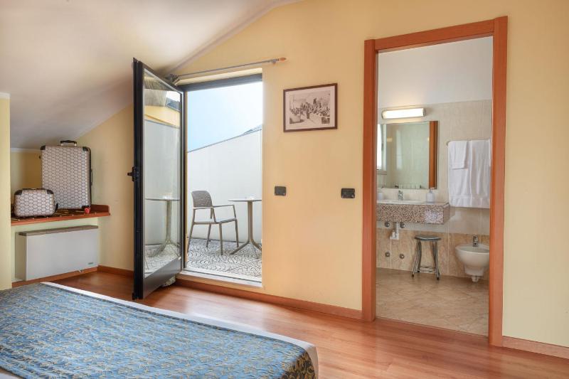 Double Room with Balcony image 4