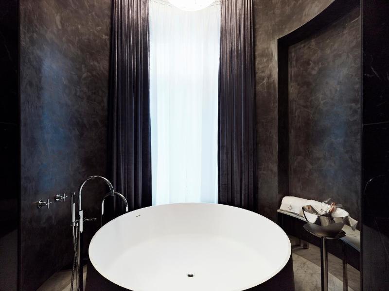 Master Suite image 3