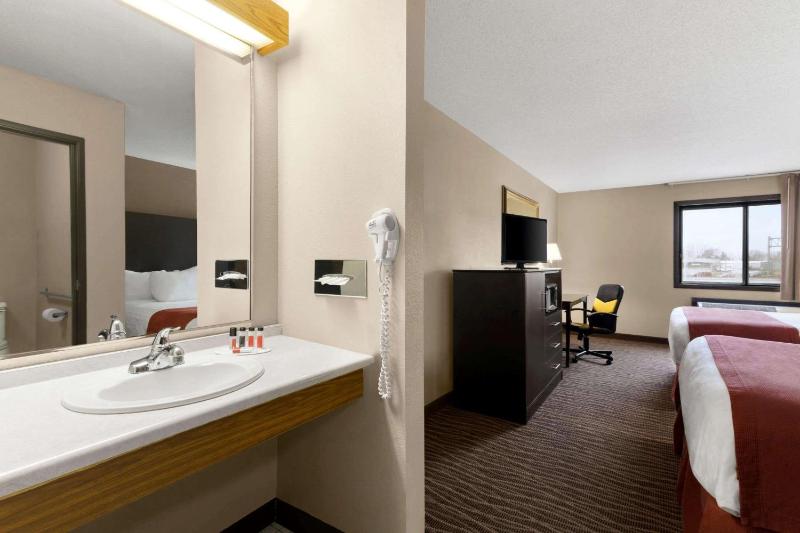 Queen Room with Two Queen Beds - Non-Smoking image 3