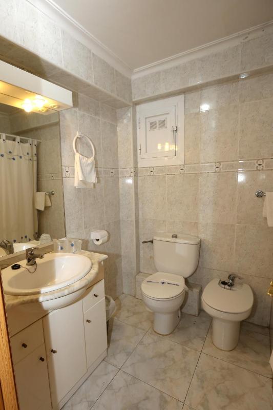 Twin Room image 3