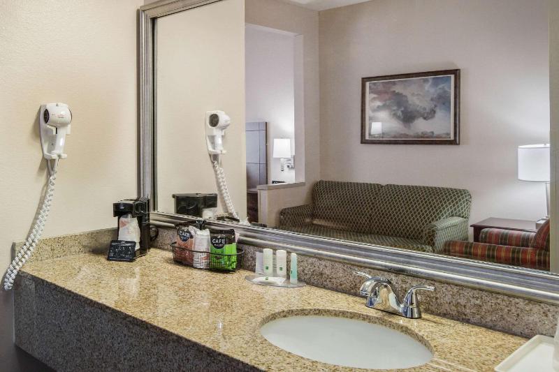 King Suite - Non-Smoking image 4