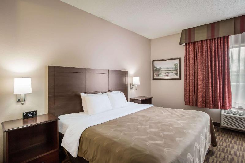 King Suite - Non-Smoking image 3
