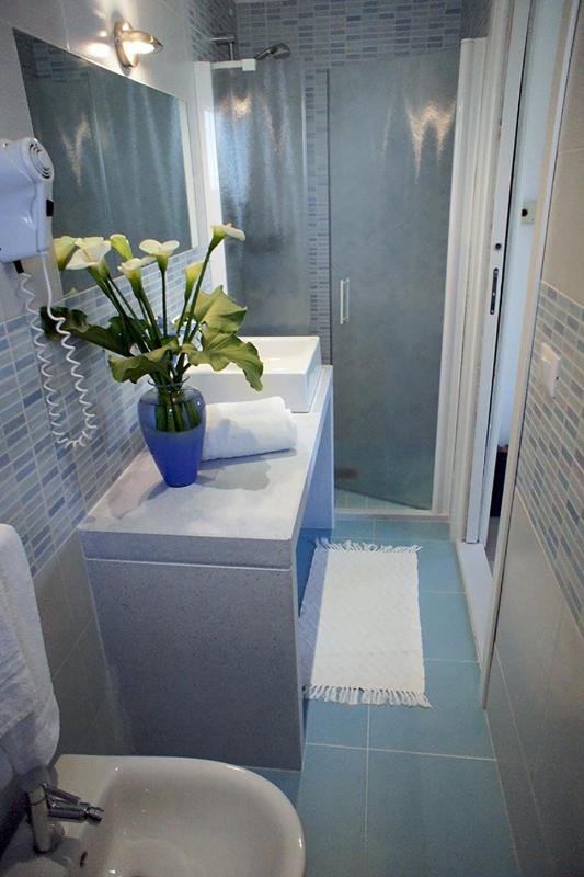 Triple Room with Balcony image 2