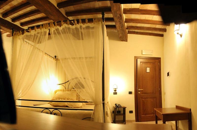 Double Room image 4