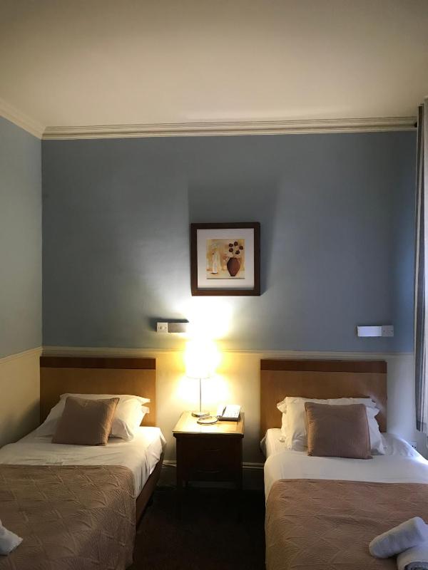 Superior Triple Room image 3