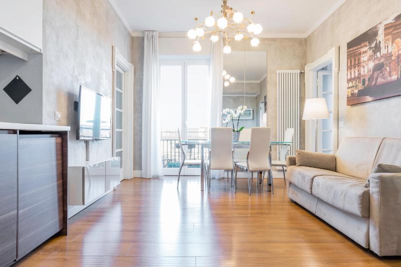 Two-Bedroom Apartment with Balcony - Via Plinio 24 image 4