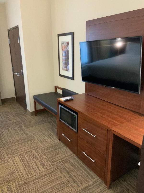 King Suite - Non-Smoking image 3