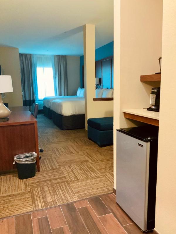 Queen Suite with Two Queen Beds - Non-Smoking image 3