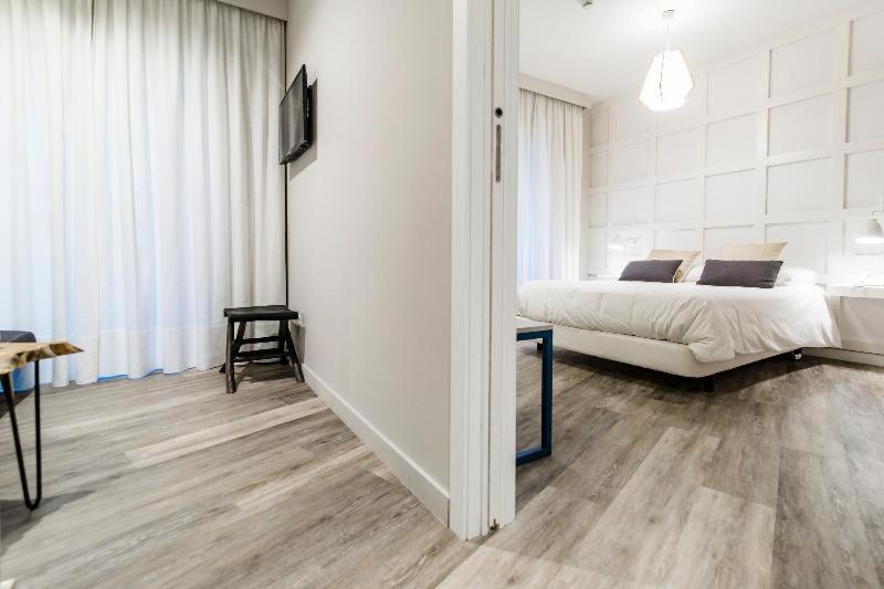 Room #323640807 image 3