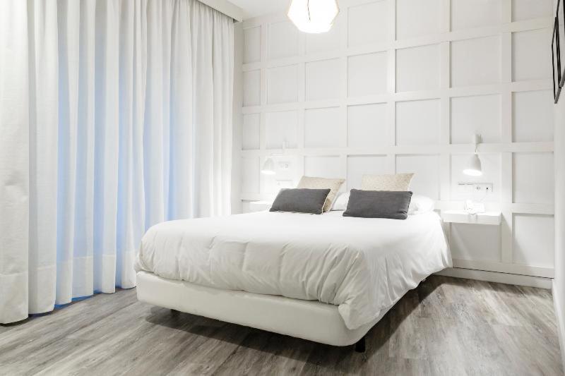 Room #323640807 image 2