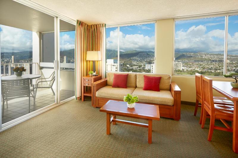 One Bedroom Suite with One Queen image 3