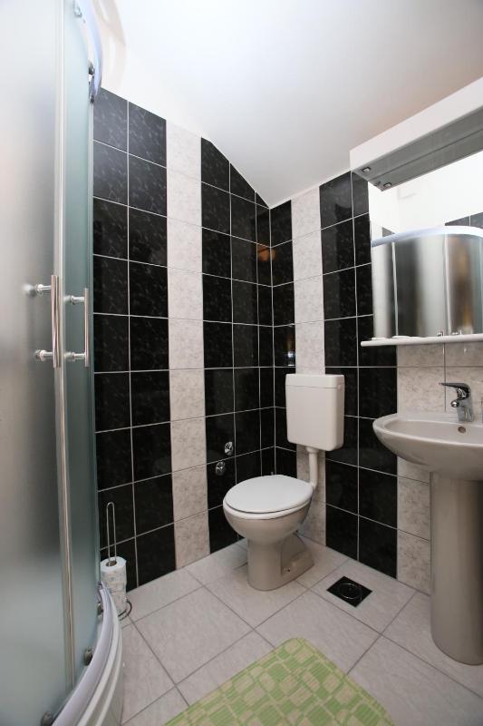 Twin Room image 3