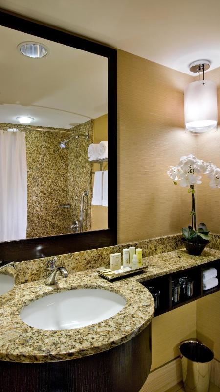 Queen Room with Hearing Mobility Accessible Tub - Non-Smoking image 2