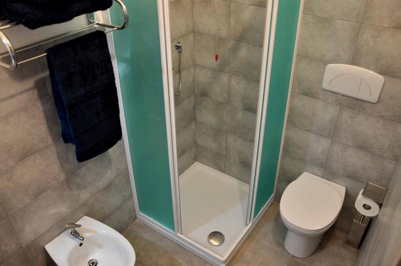 Twin Room with Private Bathroom image 2