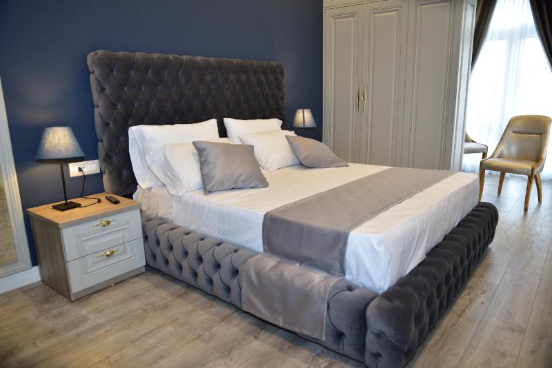 Deluxe Double Room image 3