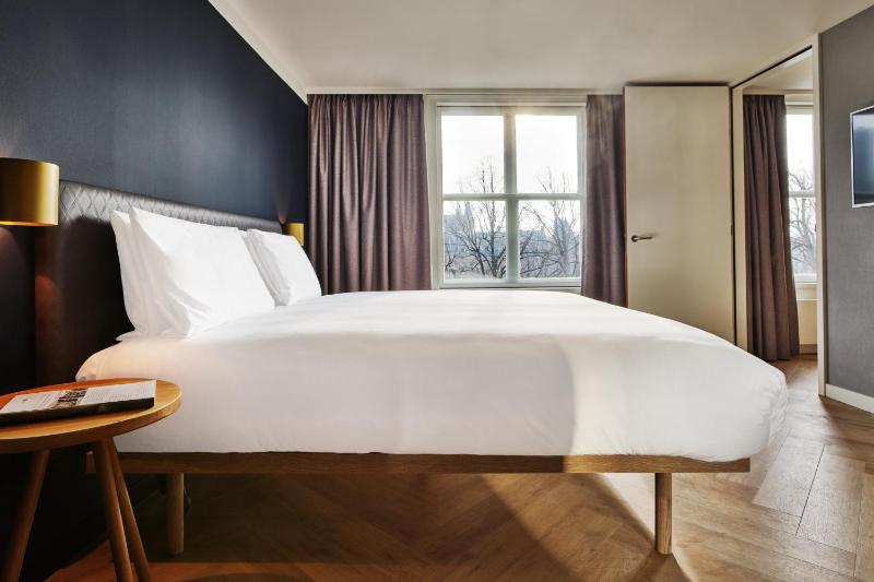 One-Bedroom Suite with Parliament View image 1