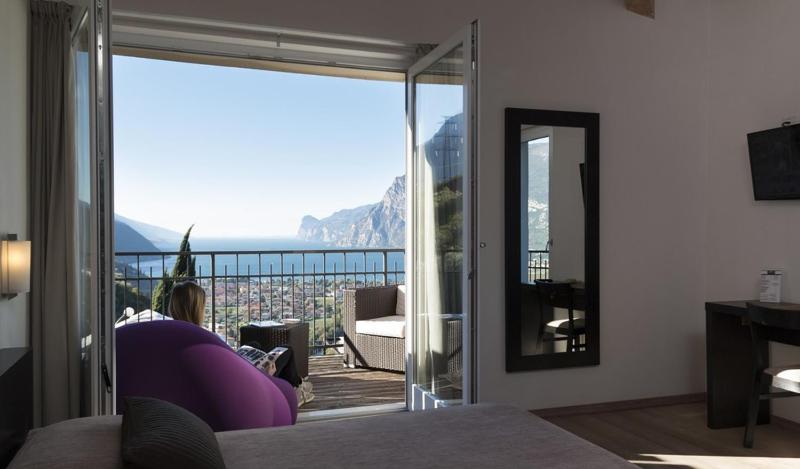 Superior Room with Lake View from Balcony/Terrace image 4