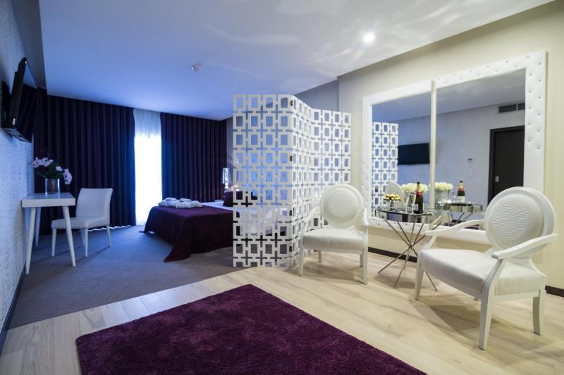 Deluxe Suite image 3