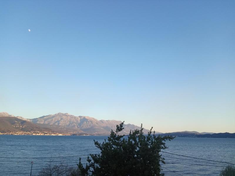 Deluxe Double Room with Side Sea View image 3
