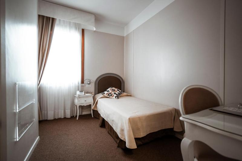 Classic Single Room image 4