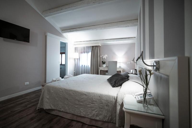 Deluxe Double Room image 1