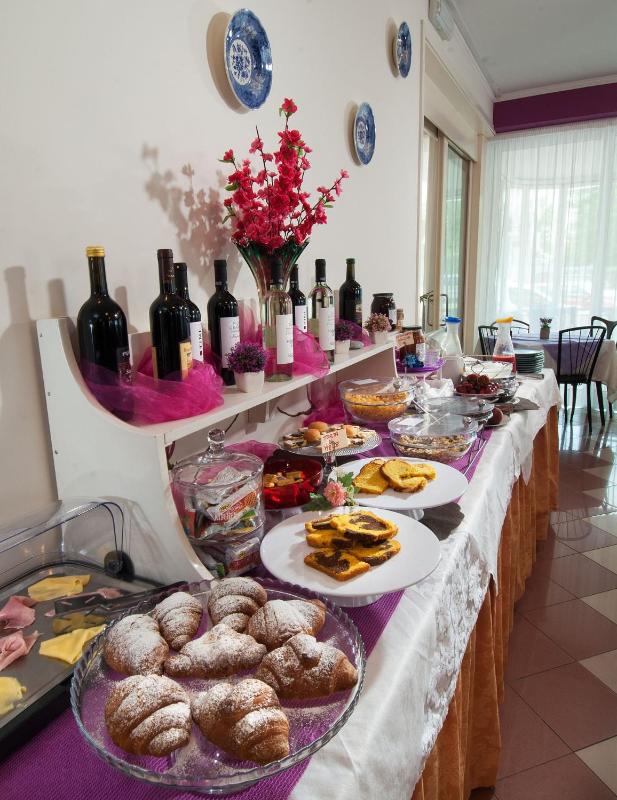 Hotel Cheri - image 11
