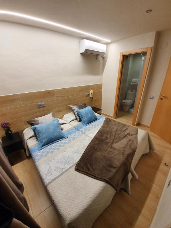 Twin Room with Bathroom image 1
