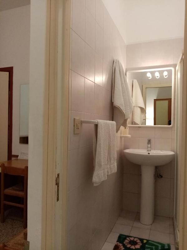 Economy Double Room image 2