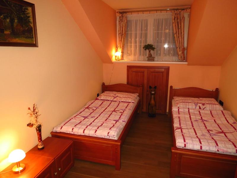 Twin Room with Shared Bathroom image 1