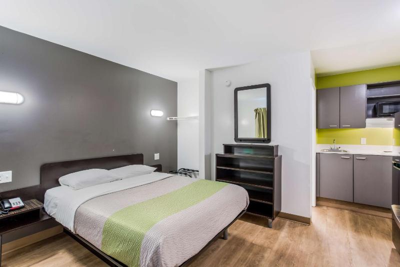 Deluxe King Room - Non-Smoking image 2