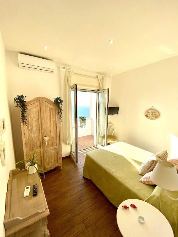 Double Room with Sea View image 1