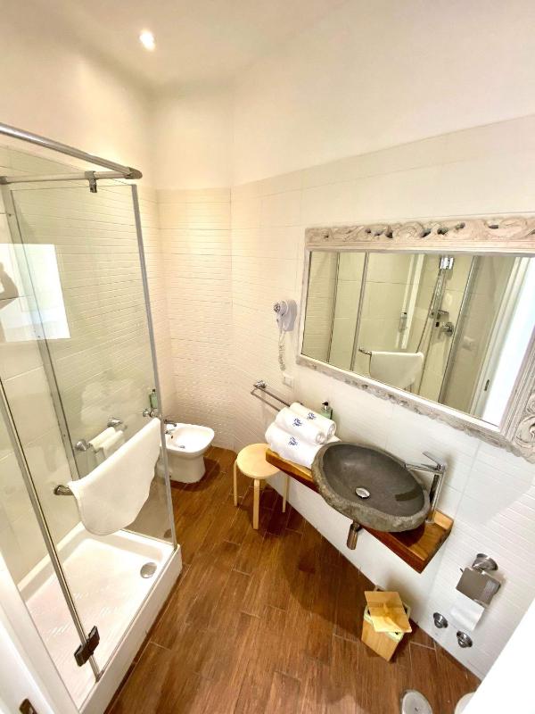 Double Room with Sea View image 4
