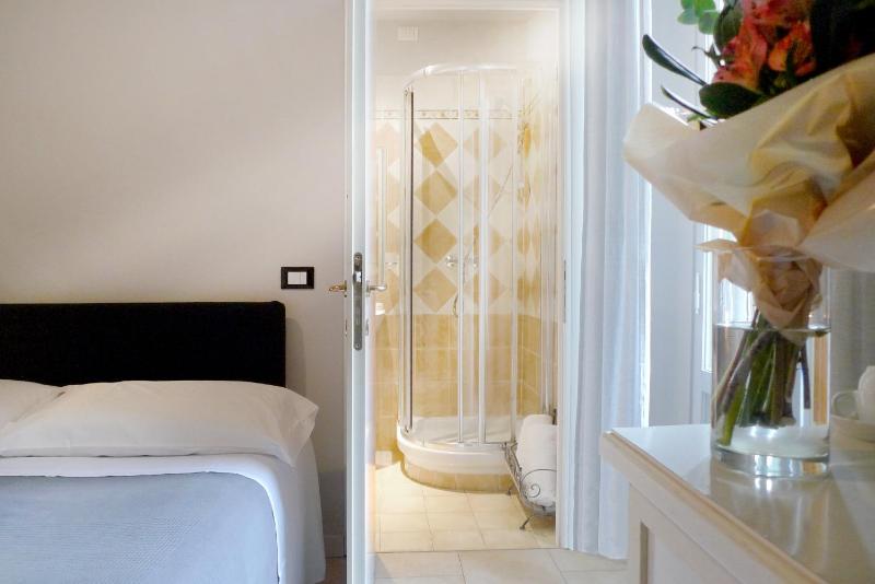 Standard Double Room image 4
