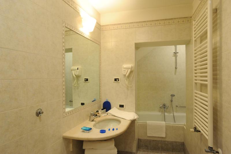 Two Connecting Double Rooms with 2 Bathrooms image 3