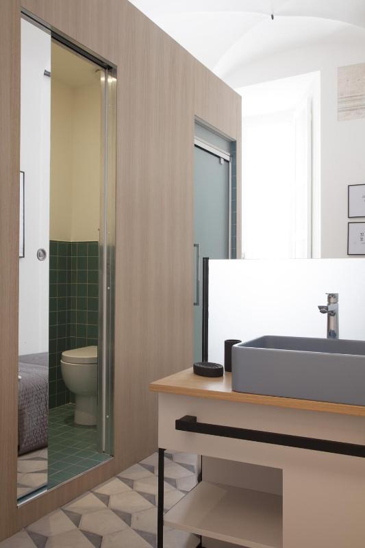 Small Single Room image 3