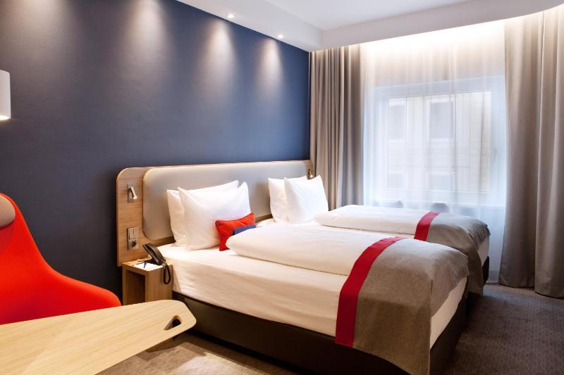 Twin Room - Non-Smoking image 3