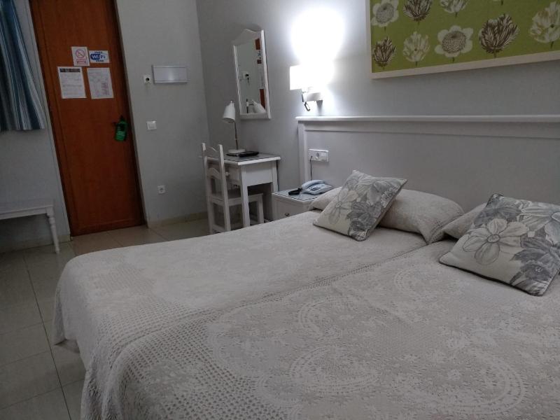 Twin Room image 1