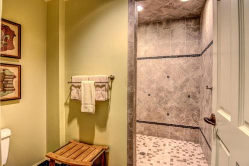 Junior Suite with Balcony image 4