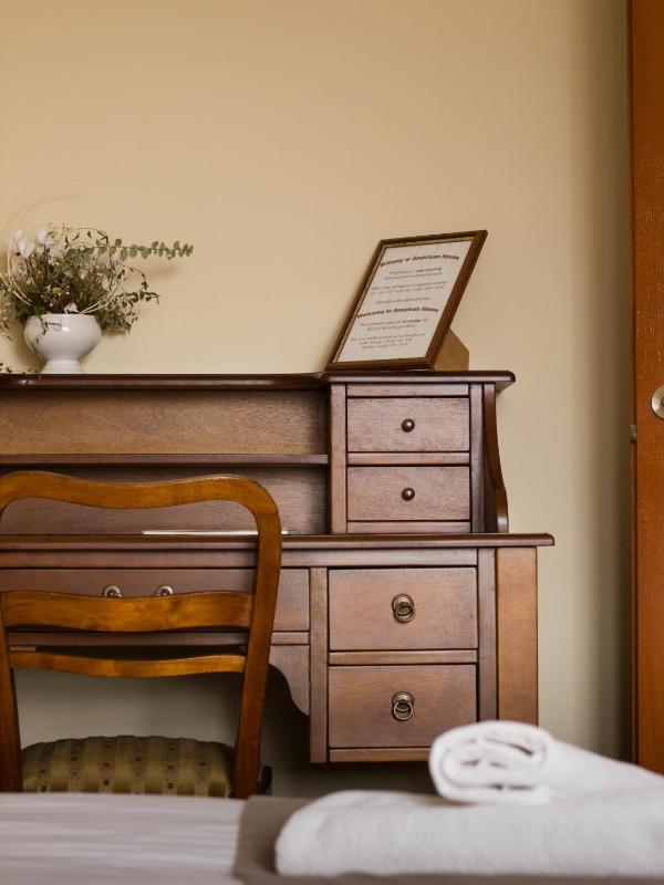 Basic Double Room image 2