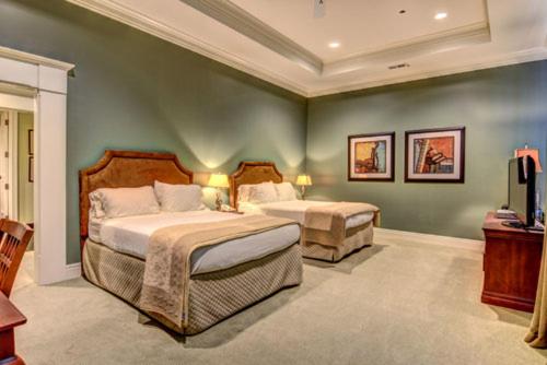 Double Room with Balcony image 3