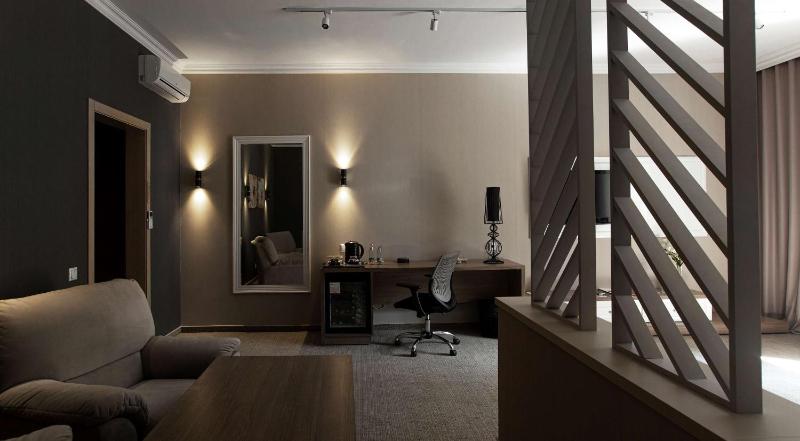 Suite with King Bed and Balcony - Non-Smoking image 4