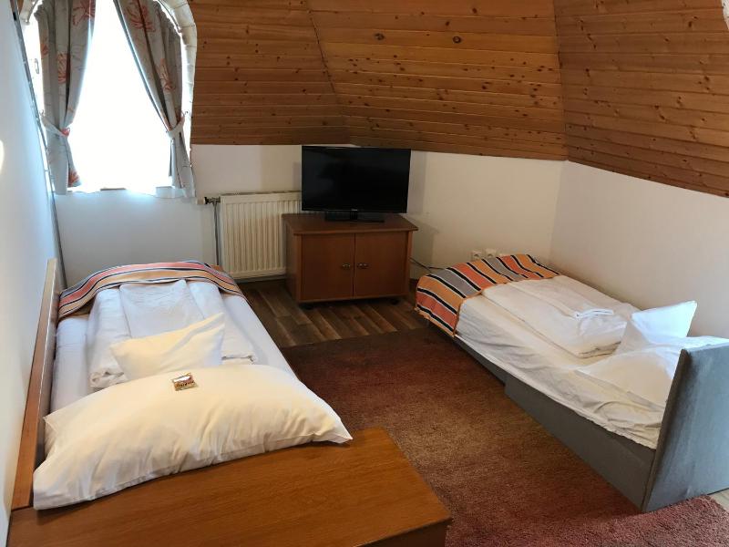 Triple Room with Balcony image 3
