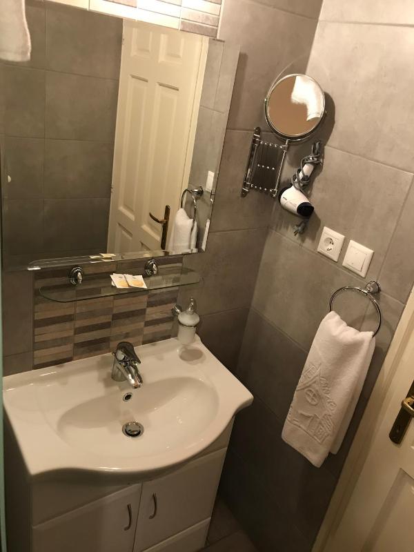 Triple Room with Balcony image 3