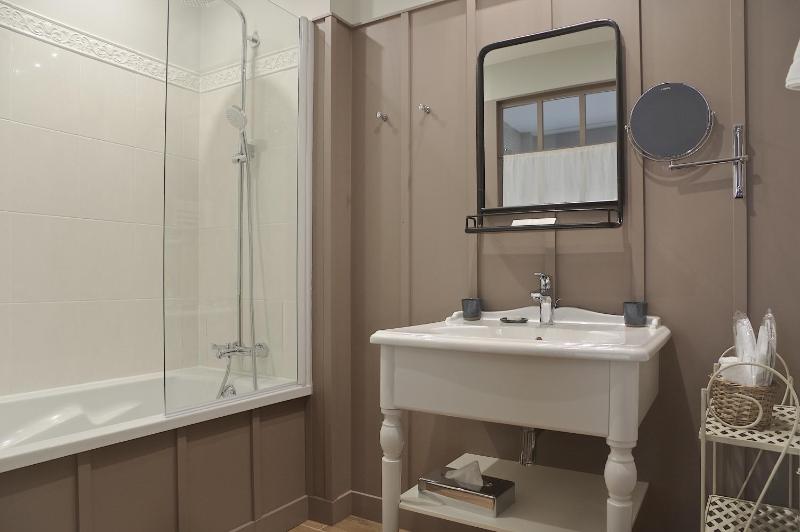 Charm Room image 4