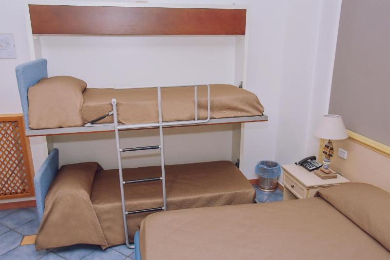 Triple Room with Private Bathroom image 3