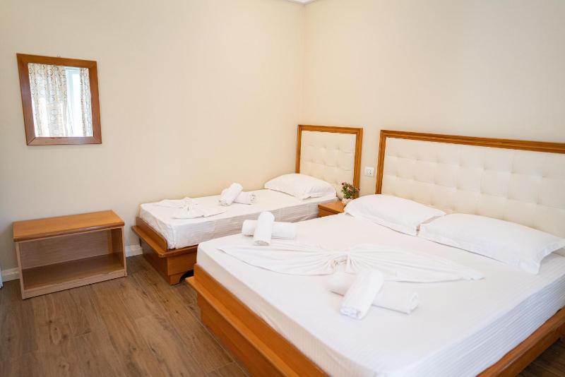 Standard Triple Room with Balcony image 3